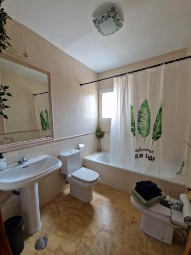 een badkamer met een wastafel, een toilet en een ligbad bij Yellowstone in Vera