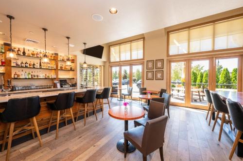 a restaurant with a bar with chairs and tables at The Lodge at Columbia Point in Richland