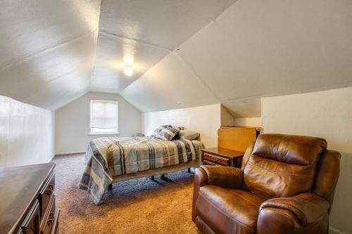 Posezení v ubytování West Detroit Family Bungalow 9 Mi to Downtown!