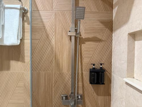 eine Dusche mit Glastür im Badezimmer in der Unterkunft Bajada Suites in Davao City