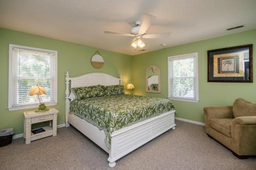 ein Schlafzimmer mit einem Bett und einem Deckenventilator in der Unterkunft Island Gossip in Edisto Beach