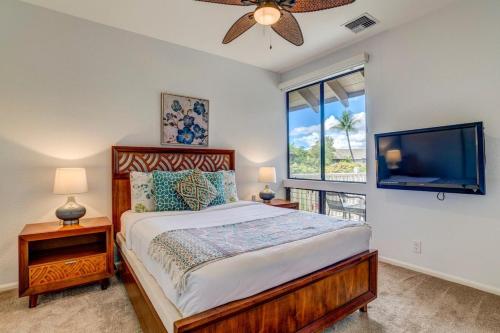 une chambre avec un grand lit et une télévision à écran plat dans l'établissement Grand Champions 124 · GC 124 3BD Wailea Condo wAC Pool Hot Tub, à Wailea