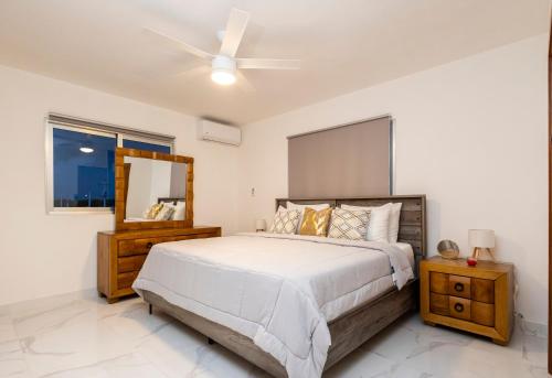 une chambre avec un lit et un ventilateur de plafond dans l'établissement Stay in my House Welcome to Ballardos Home, à Punta Cana
