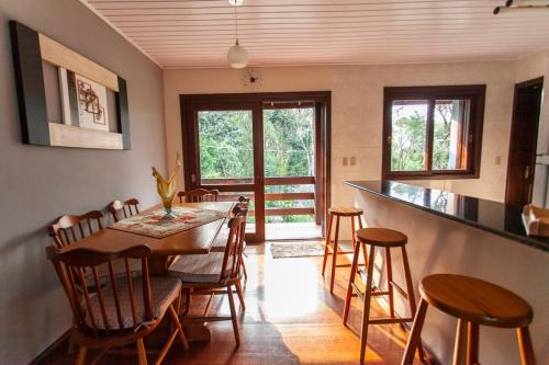 een keuken en eetkamer met een tafel en stoelen bij Casa Joseph in Gramado