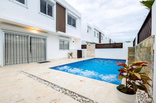 une piscine dans l'arrière-cour d'une maison dans l'établissement Stay in my House Welcome to Ballardos Home, à Punta Cana