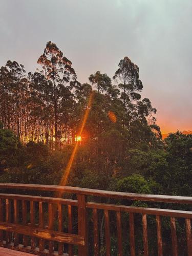 Η ανατολή ή δύση του ηλίου όπως φαίνεται από αυτό το καταφύγιο ή από εκεί κοντά