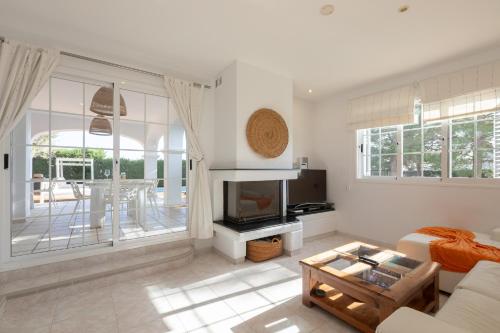 TV a/nebo společenská místnost v ubytování New! Villa Oasis Prous