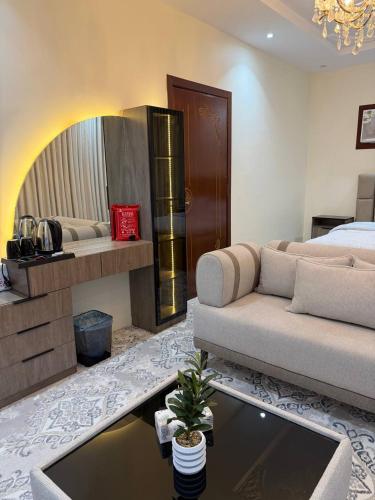 ein Wohnzimmer mit Sofa und Tisch in der Unterkunft استديو بسرير ماستر وجلسه جانبيه in Quai