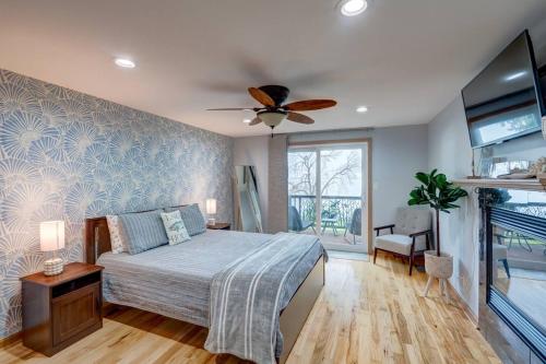 Giường trong phòng chung tại Lakefront • Fire Pit + Deck View • Private Balcony