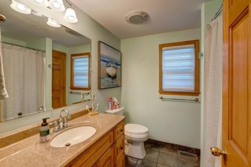 Phòng tắm tại Lakefront • Fire Pit + Deck View • Private Balcony