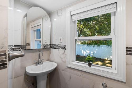 Vannituba majutusasutuses 3br Home 2 Baths Bonus Room, Minutes To Nyc