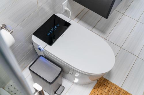 Televiisor ja/või meelelahutuskeskus majutusasutuses 4br Home Minutes To Nyc Time Square