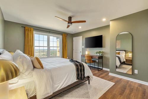 une chambre avec un grand lit et un miroir dans l'établissement Skycrest Cabin - Mountain Views, Hot Tub, Sauna, à White Post