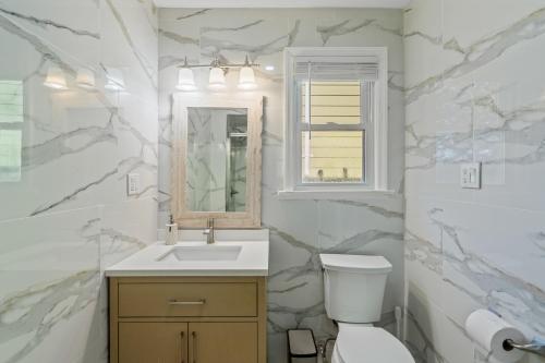 Vannituba majutusasutuses 3br Home Near Medical Center Minutes To Nyc