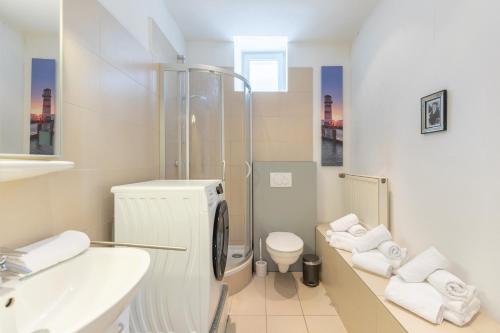ein Badezimmer mit Dusche, Toilette und Waschbecken in der Unterkunft Neustadt Domizil in Husum