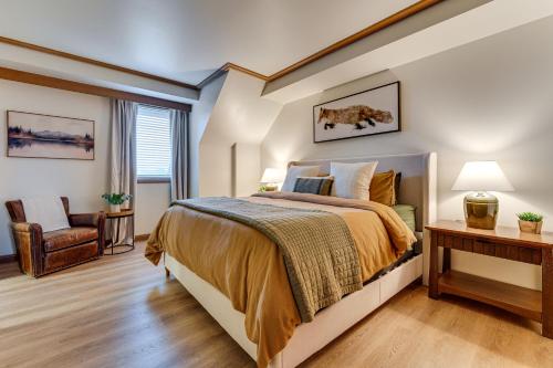 ein Schlafzimmer mit einem Bett und einem Stuhl in der Unterkunft Luxe Cle Elum Condo with Mtn Views, Pool and Hot Tub in Roslyn