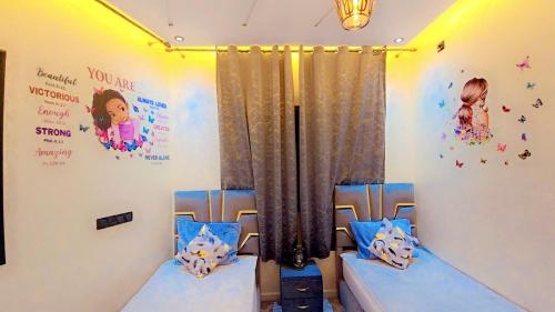 two twin beds in a room with posters on the wall at Luxuriöse Wohnung in Fez in Fez