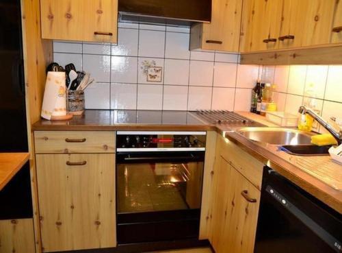 una cocina con fregadero y estufa en Familie Frei, en Bever