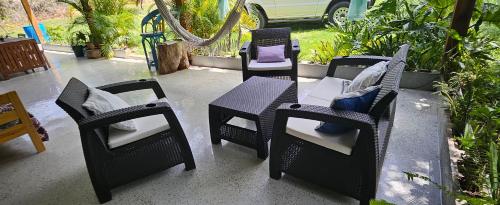 eine Gruppe von Stühlen und ein Tisch auf einer Terrasse in der Unterkunft Rincón de Paz in Jarabacoa