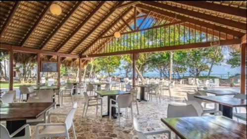 Puerto PlataMarien Residences 222 Gardenview Condo的一间有桌椅、可欣赏海景的餐厅