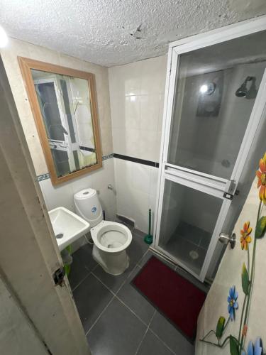 Et badeværelse på Habitación corales cerca al mar