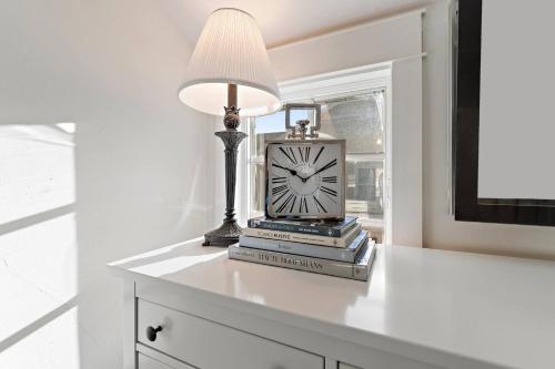 Η κουζίνα ή μικρή κουζίνα στο "Broadway Hideaway" by Roxy Rentals