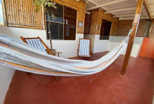 amaca in camera con due sedie di Lupita House a Máncora