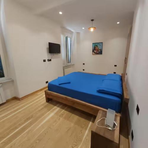 a bedroom with a blue bed in a room at Queen Barbara in Genoa