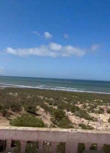 Blick auf den Strand und das Meer von einer Brücke in der Unterkunft The BAY HOUSE in Essaouira