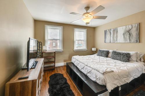 Ένα ή περισσότερα κρεβάτια σε δωμάτιο στο Historic 3-Story Fells Point Rowhouse with Backyard!