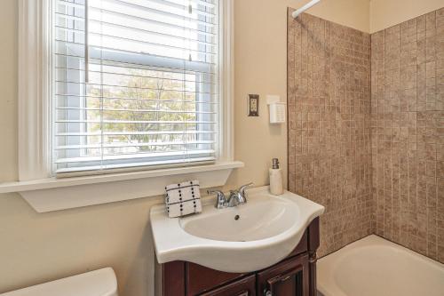 Ένα μπάνιο στο Historic 3-Story Fells Point Rowhouse with Backyard!