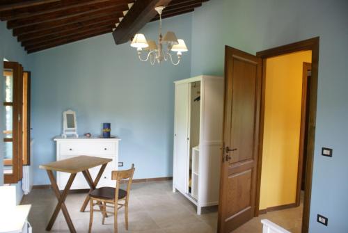 une cuisine avec une table et une salle à manger aux murs bleus dans l'établissement Sunset Barga Toskana Kürzlich Renoviert, à Barga