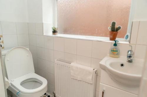 Koupelna v ubytování House - Sleeps 6 - 2 Cars Free Parking