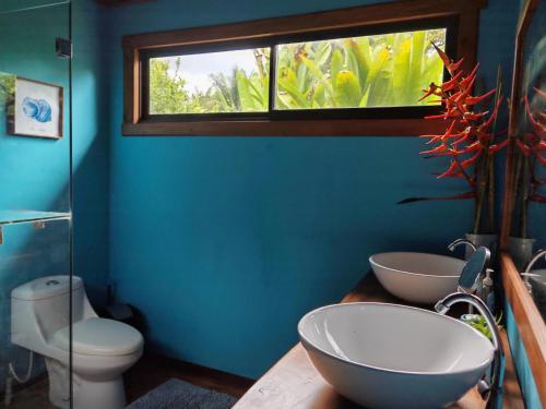 Ένα μπάνιο στο La Cuna Inn