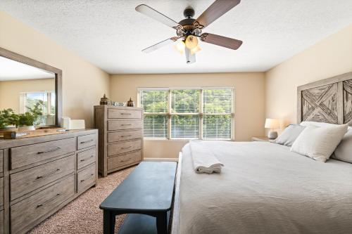 En eller flere senge i et værelse på Norris Lakeside Retreat - Large cove, ATV parks, hiking and Pigeon Forge