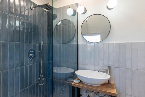 une salle de bain avec un lavabo et un miroir dans l'établissement Gabri Guesthouse Transylvania, 