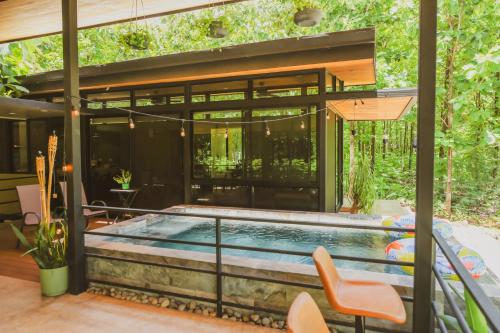 une maison avec une piscine dans l'arrière-cour dans l'établissement Avellanas Private Villa, à Santa Cruz