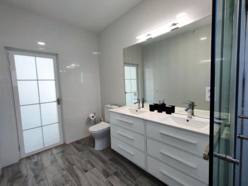 ein Badezimmer mit Waschbecken, Toilette und Spiegel in der Unterkunft Villa Mit Privatem Pool Casa Da Bananeira in São Bartolomeu de Messines