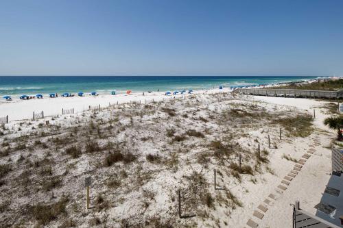 una vista aerea di una spiaggia con ombrelloni e l'oceano di Surf Dweller 309 Large gulf front condo a Fort Walton Beach