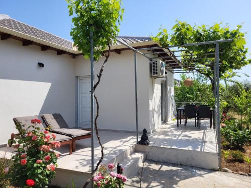 un patio d'une maison avec une table et des chaises dans l'établissement Ferienhaus In Thasos Mit Großer Terrasse, à Potamiá