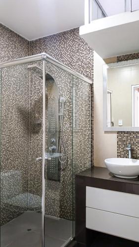 a bathroom with a glass shower and a sink at Apartamento JATUN MAMA in Chancay