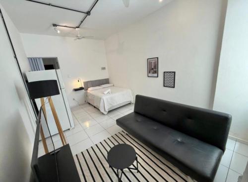 een woonkamer met een bank en een bed bij Centro - Divino apartamento in Rio de Janeiro