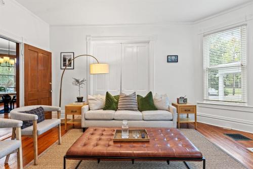 Гостиная зона в Second Street's Queen Ann