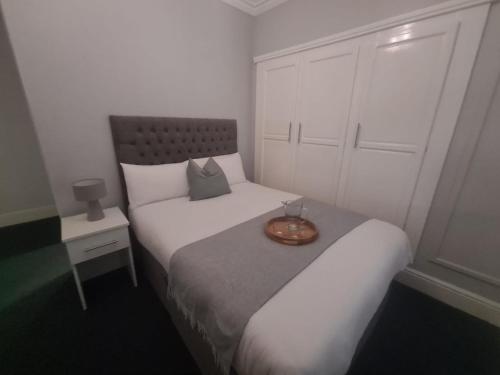 - une petite chambre avec un lit et un plateau dans l'établissement Hotel 52, à Whitley Bay