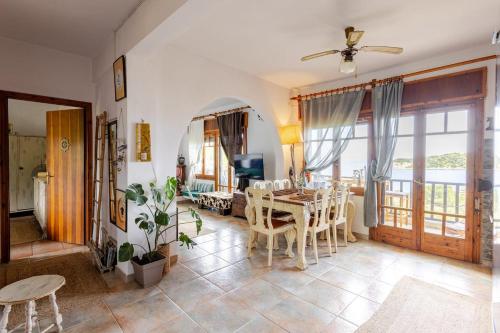 un salon avec une table et des chaises dans l'établissement Holiday Apartment steps from the Beach, à Ormos Panagias