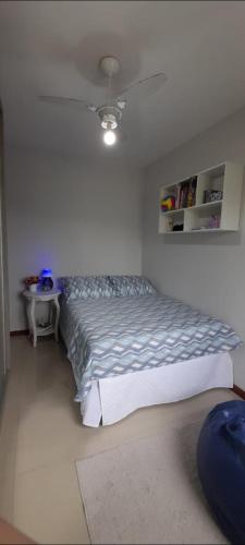 a bedroom with a bed and a table in it at 57m2, quarto casal, colchonete extra, super arejado in São José