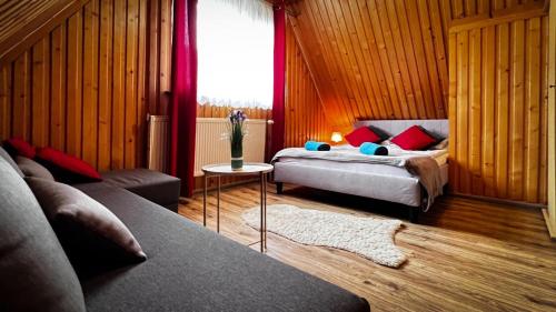 - un salon avec deux lits et une fenêtre dans l'établissement Domek w Murzasichlu z kominkiem, à Murzasichle