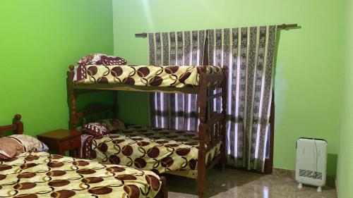 ein Schlafzimmer mit zwei Etagenbetten und einem Fenster in der Unterkunft El kincho in Humahuaca
