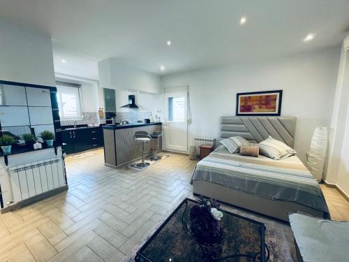 « Ciel D’ORAN » في وهران: غرفة نوم كبيرة مع سرير ومطبخ