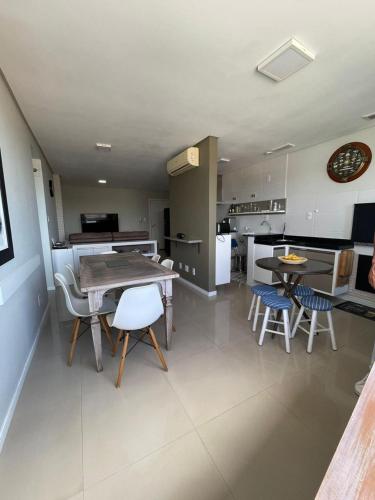 Η κουζίνα ή μικρή κουζίνα στο Lindo Apartamento - 150 metros da Praia do Gravatá